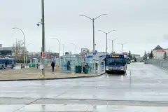 Des autobus d’ETS au centre de transport en commun du West Edmonton Mall, un jour de pluie